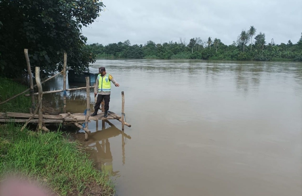 Debit Air Sungai Komering Terpantau Normal, Polsek Madang Suku I Tetap Siaga