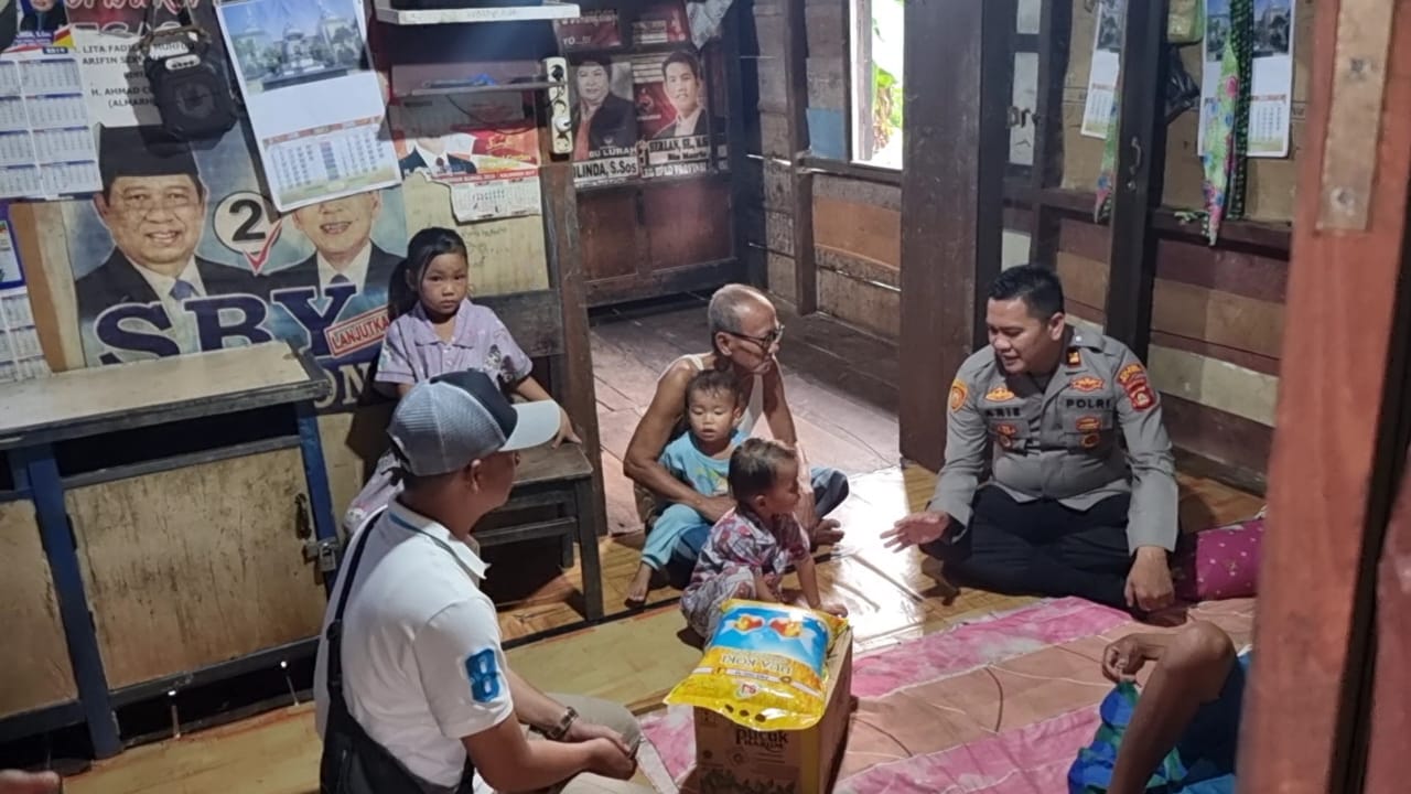 Polsek Madang Suku II Door to Door Bagikan Bansos