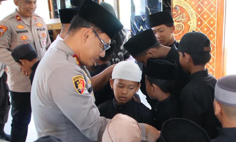 Sambut Hari Bhayangkara ke-80, Kapolres OKU Timur Salurkan Bansos dan Al-Qur'an ke Yayasan Darul Al Hijroh