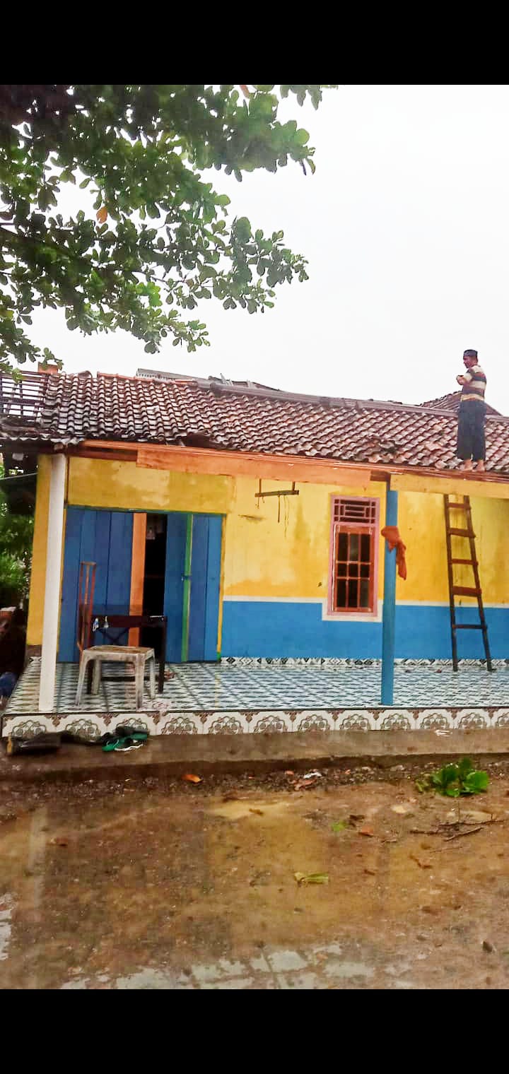 Hujan Deras Disertai Angin Kencang Melanda Martapura, Sebabkan Listrik Padam