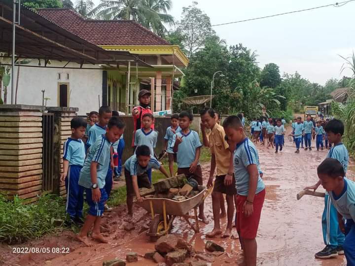 Anak SD Timbun Jalan Rusak