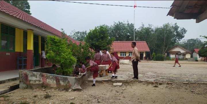 Ajarkan Pelajar Disiplin Kebersihan Lingkungan Sekolah