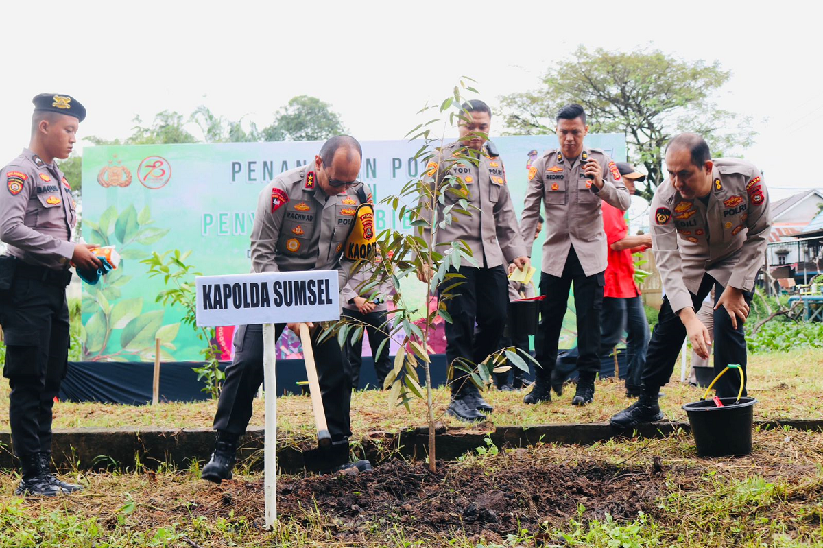 Bakti Lingkungan Hari Bhayangkara ke 78, Polda Sumsel Tanam 57.489 Bibit Pohon dan Tebar 2000 Bibit Ikan Nila