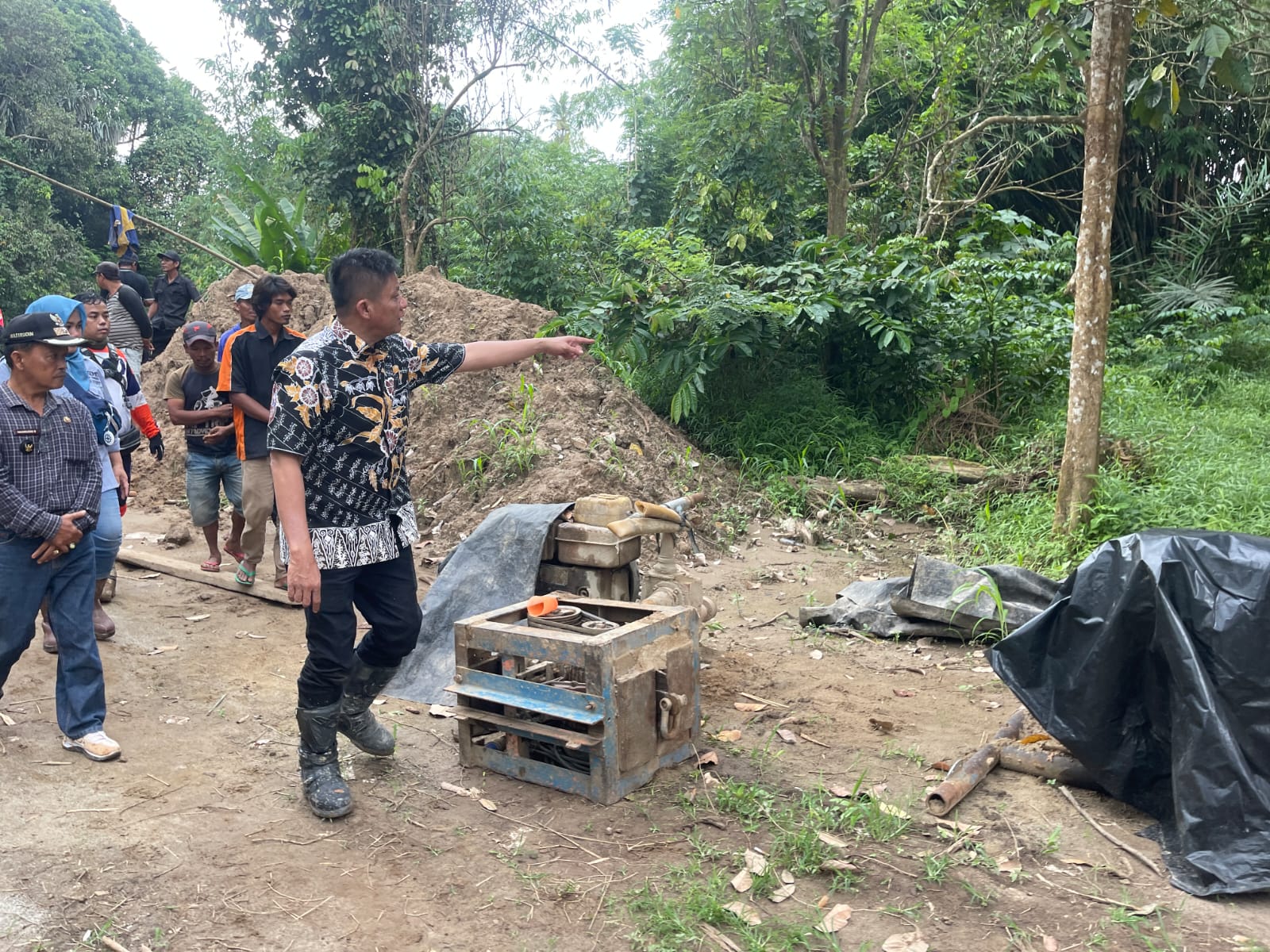 Tinjau Kembali Progres Jembatan Saka 7 Desa Baturaja Bungin, Ini Harapan Bupati Enos