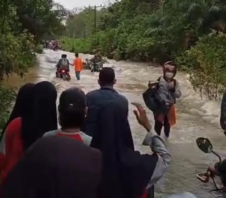 Jalan Antar Kabupaten Terendam Banjir, Warga Kesulitan Melintas