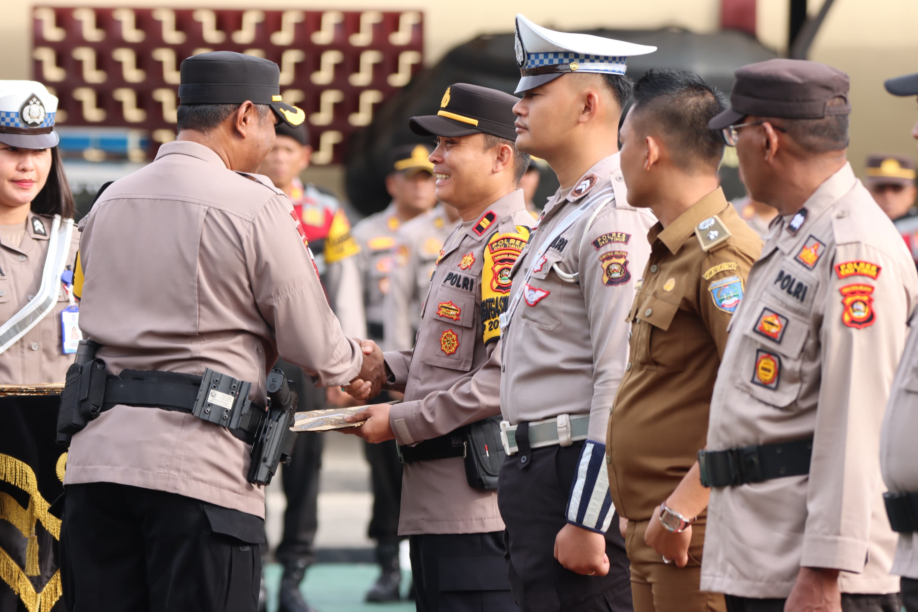 Kapolres OKUT AKBP Kevin Berikan Penghargaan Kapolsek MDS II IPTU Syahirul Alim