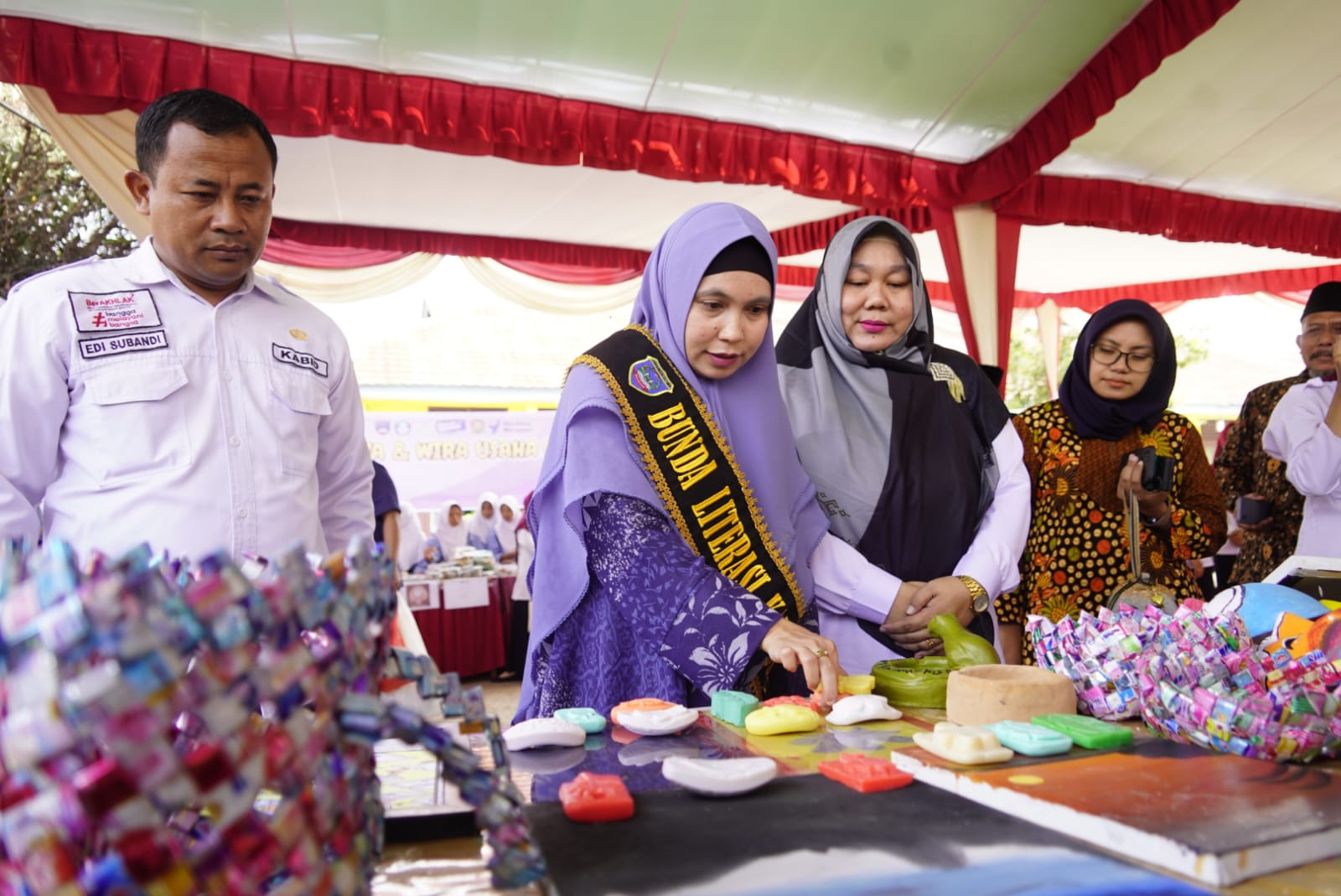 Seminar Parenting, SMP N 2 Martapura Pamerkan Kerajinan Tangan Siswa, Diapresiasi Bunda Literasi