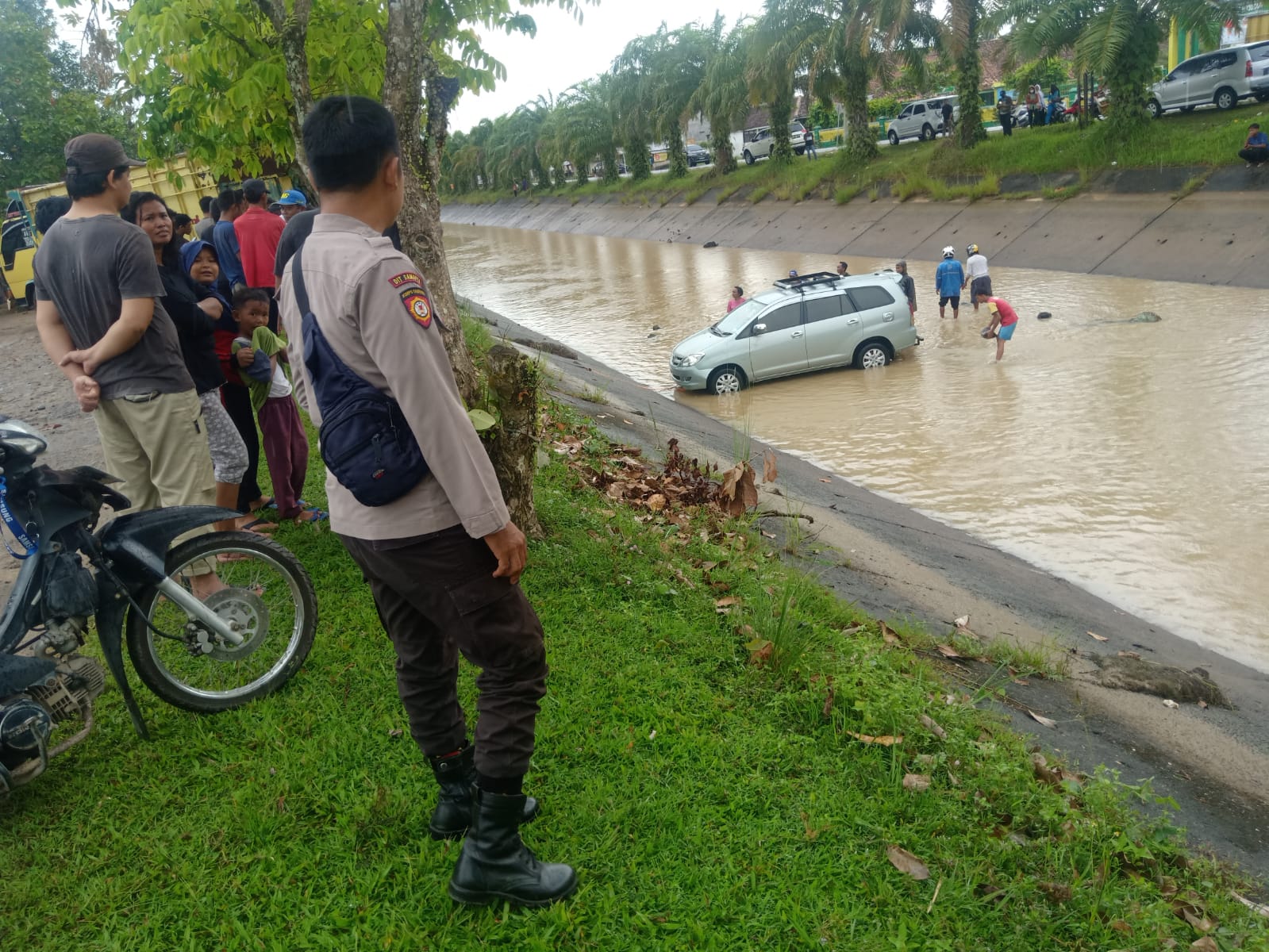 Lupa Kunci Rem Tangan, Mobil Masuk Irigasi