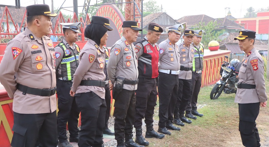 Amankan Jam Sibuk Pagi, Wakapolres OKU Timur Pimpin Apel Strong Point di Simpang Tugu Tanjung Kemala