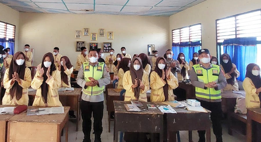 Antisipasi ISPA Saat Kemarau, Polsek Madang Suku II Bagikan Masker Gratis ke Siswa SMAN 1