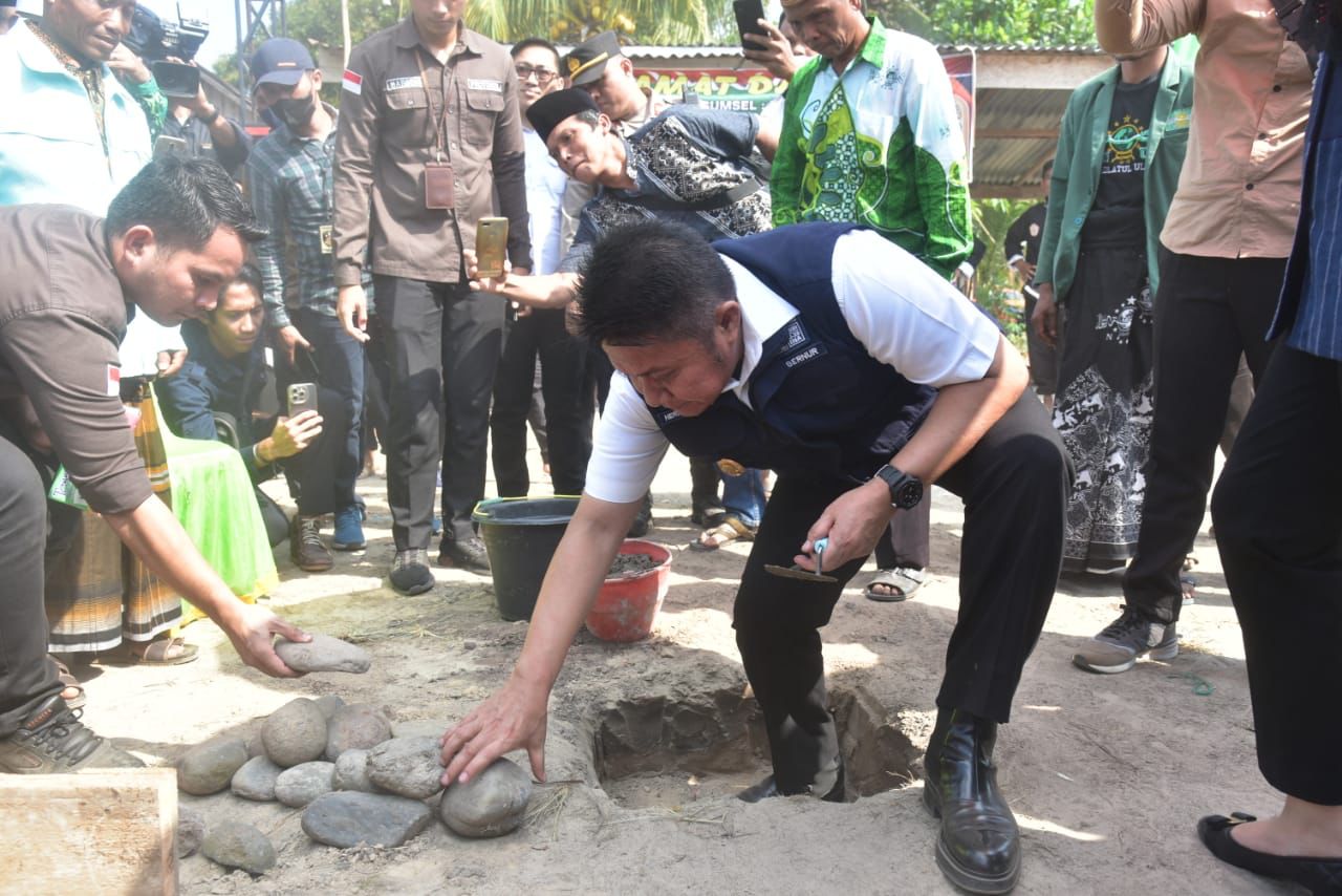 Hadiri Tabligh Akbar di Desa Bentayan, Herman Deru Letakan Batu Pertama Pembangunan TPA/TPQ