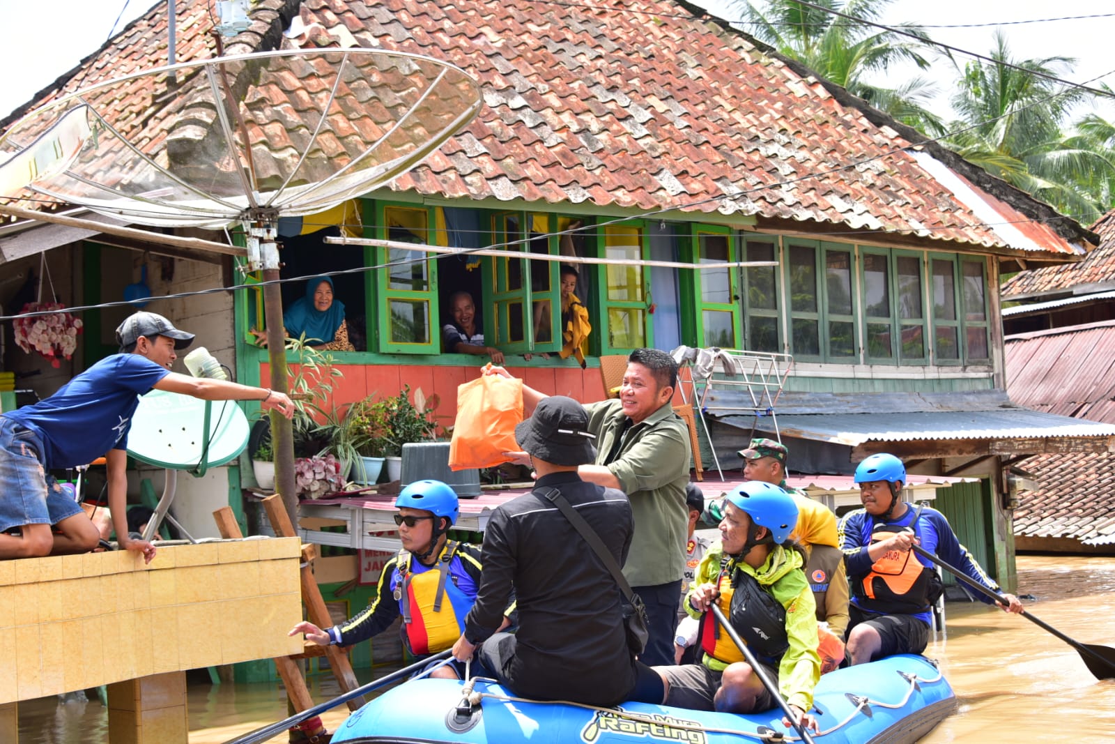 Naik Perahu Herman Deru Antar Langsung Bantuan Korban Banjir Muara Kelingi