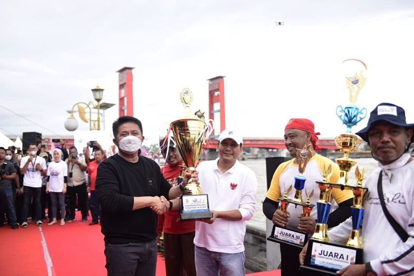 Lomba Perahu Bidar Tadisional dan Perahu Hias Memperebutakan Piala Gubernur Berhasil Sedot Ribuan Penonton