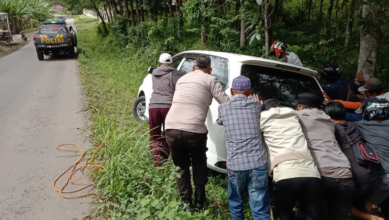 Mobil Nyungsep ke Parit, Polisi Bantu Evakuasi