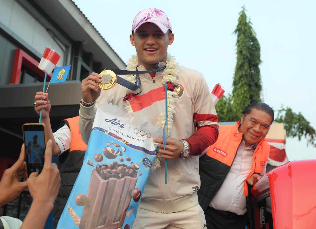 Arak-arakan Kepulangan Rizki Juniansyah Si Atlet Angkat Besi Peraih Medali Emas Olimpiade Paris 2024