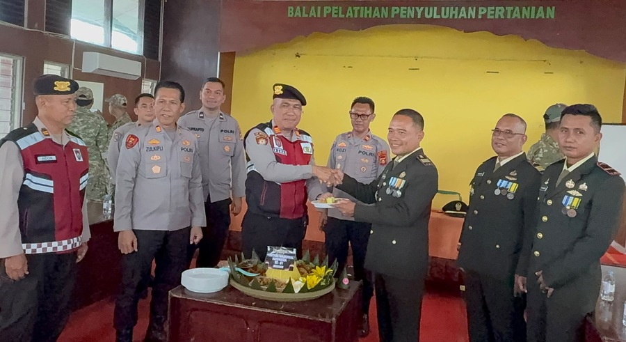 Perkuat Sinergitas, Kasat Samapta dan Kasikum Polres OKU Timur Beri Kejutan HUT TNI Ke-81 di Batalyon TP
