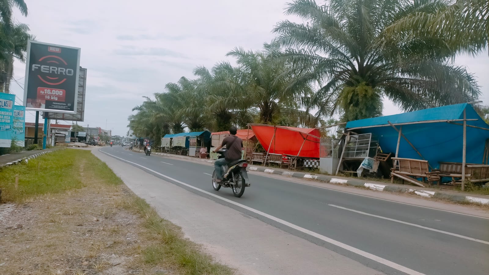 Pedagang Berjualan di Sepanjang Trotoar