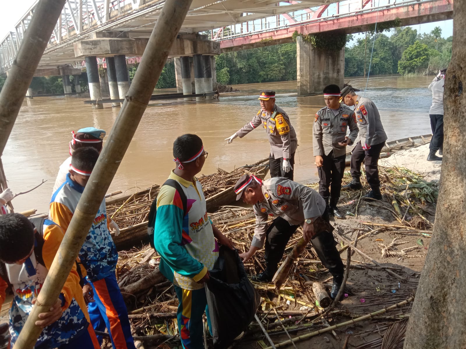 Sampah Bertumpuk di Bawah Jembatan, Polres OKU Timur Kompak Bersihkan Bersama Pasukan Kuning dan Kaum Milenial