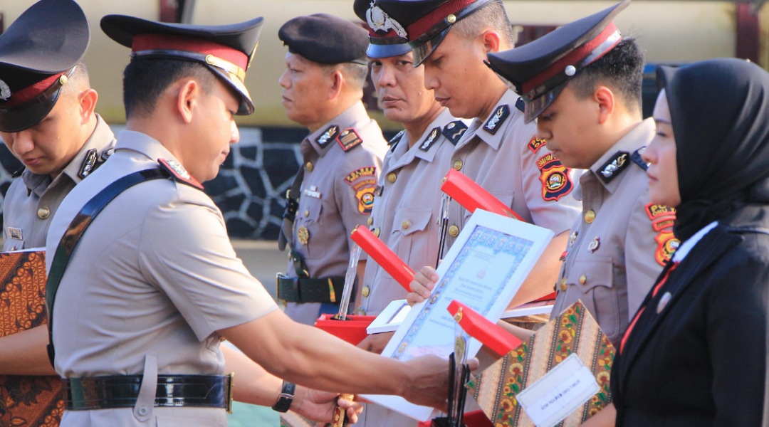 Hari Juang Polri 2025, Kapolres OKU Timur Beri Penghargaan Kepada Personel yang Berprestasi