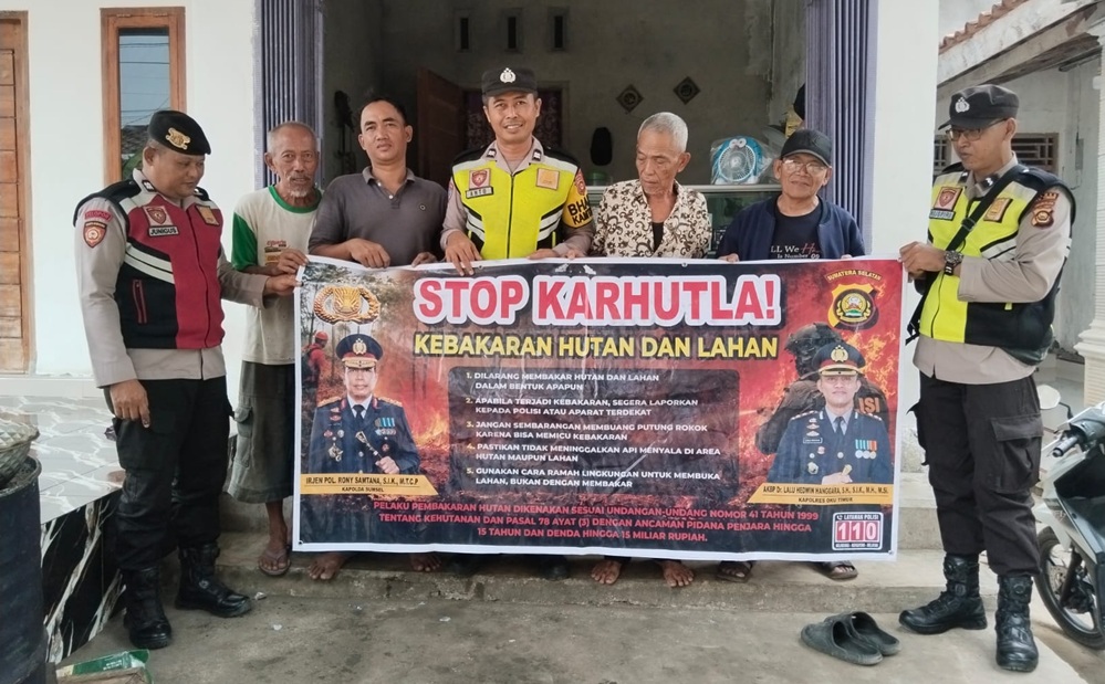 Cegah Karhutla, Personel Polsek Belitang I Blusukan ke Desa-Desa Sebar Maklumat Kapolda Sumsel