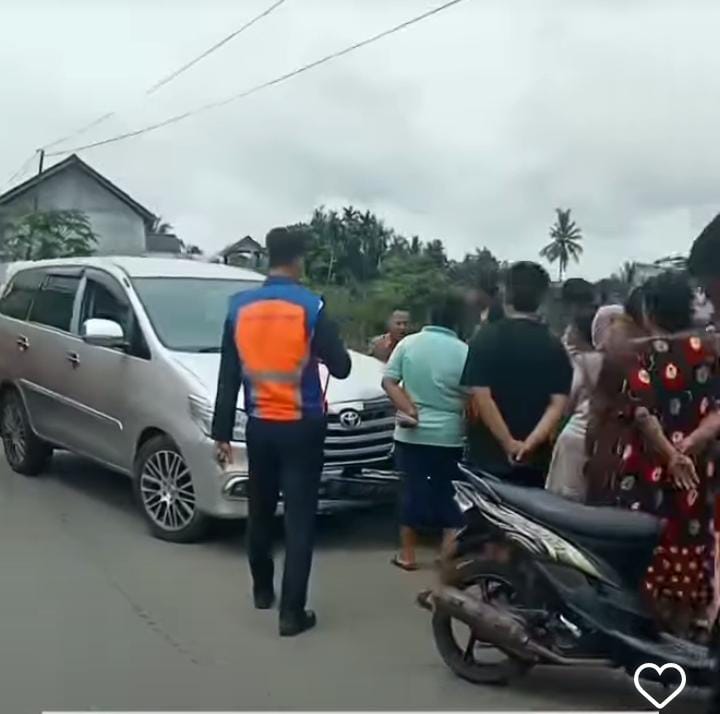 Geger, Minibus Kijang Inova Dihantam Kereta Api