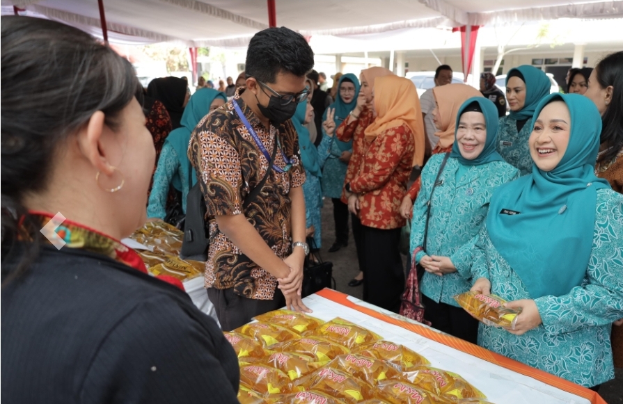 Antrean Panjang Demi Beras Murah Usia Tyas Fatoni Buka Bazar Ramadhan