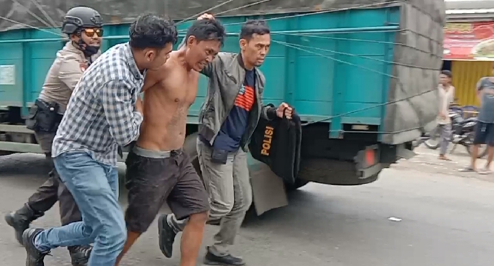 Pria Diduga Alami Gangguan Jiwa Ngamuk, Kejar Warga Pakai Sajam