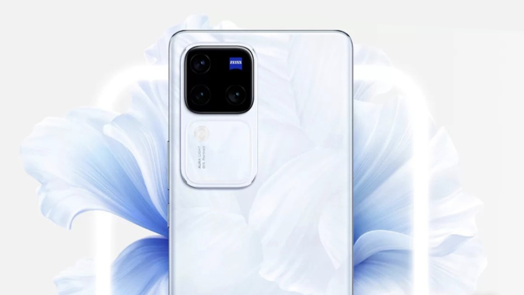 Vivo V30 Pro 5G atau OPPO Reno13 5G: Mending Pilih Mana?