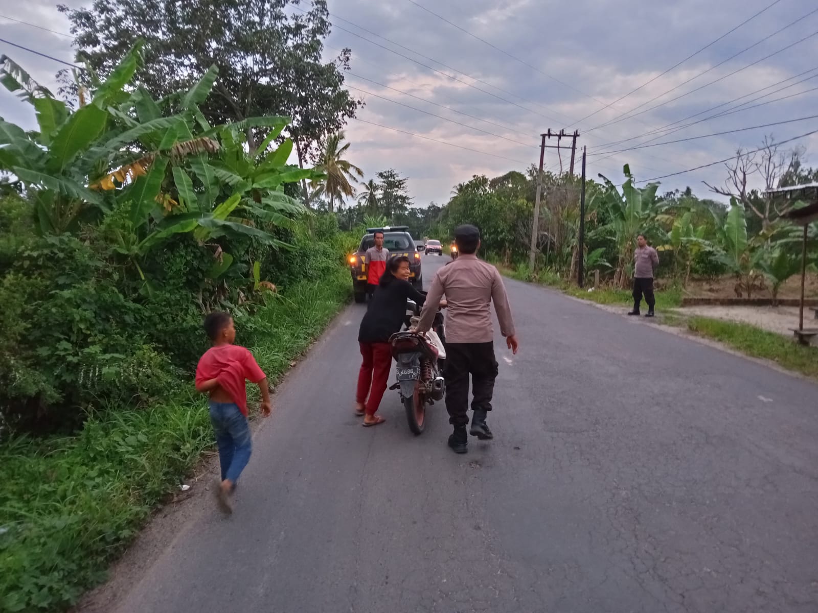 Anggota Polsek Martapura Bantu Kendaraan yang Rusak