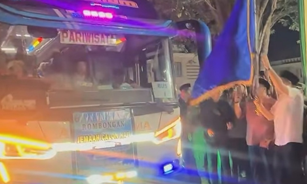 Bupati Enos Lepas 437 Jemaah Calon Haji OKU Timur Kloter 1 Embarkasi Palembang