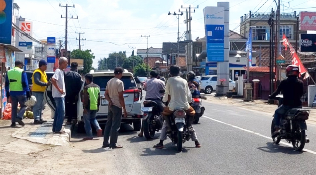 Parkir Mobil Sembarangan, Pengendara Motor Tabrak Minibus