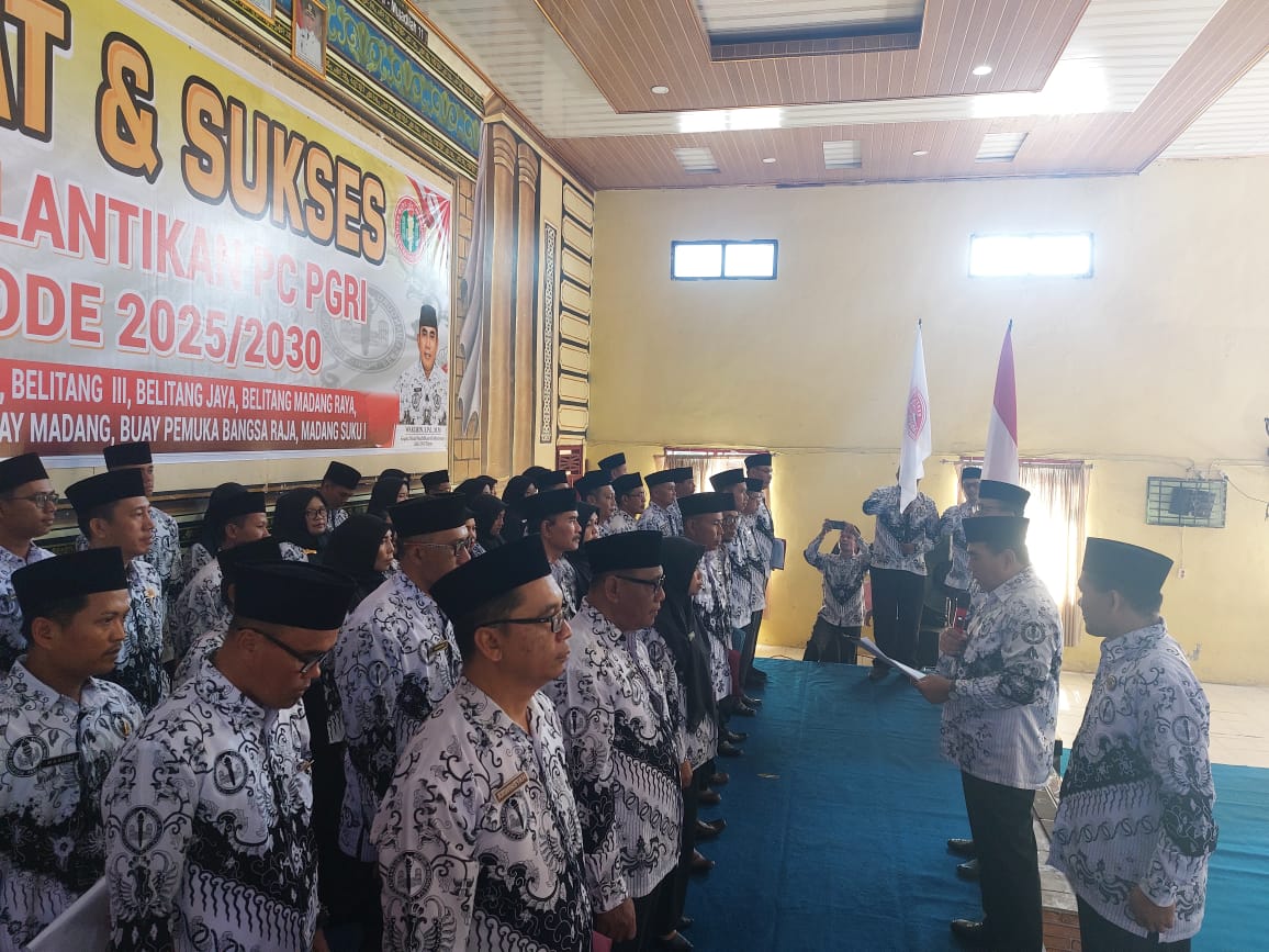 Ketua PGRI OKU Timur Wakimin Resmi Lantik PC PGRI 8 Kecamatan