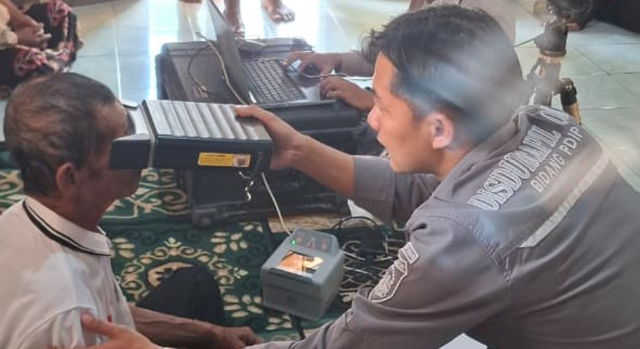 Kejar Capaian 100 Persen, Disdukcapil OKU Timur Jemput Bola Perekaman KTP dan IKD hingga ke Rumah Warga
