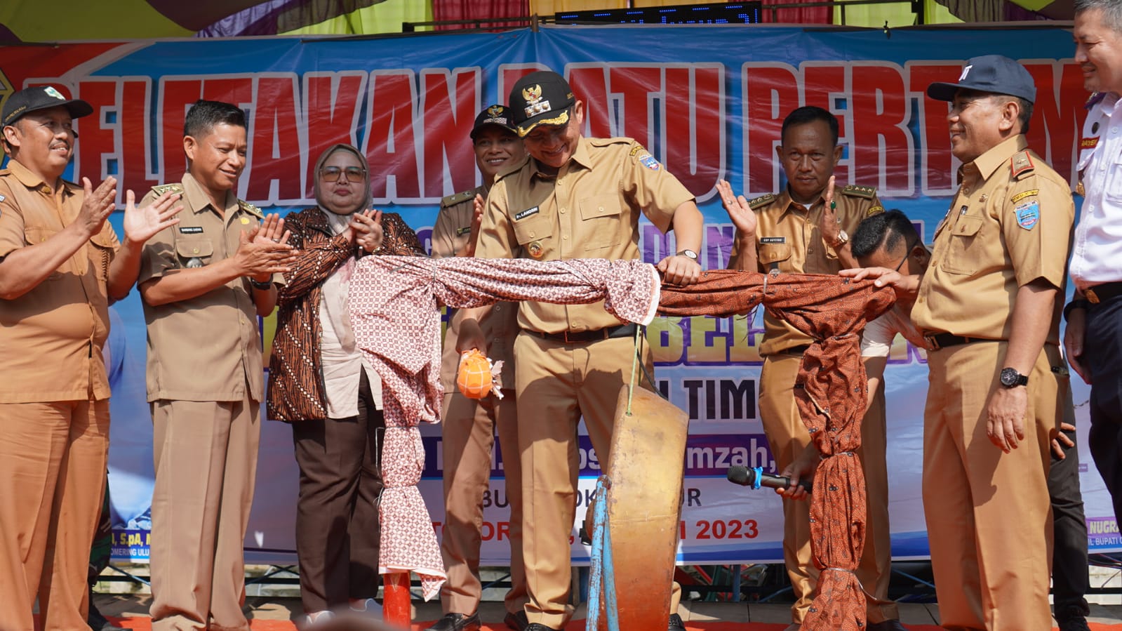 Pembangunan Gedung SMPN 2 Belitang II, Enos Letakan Batu Pertama