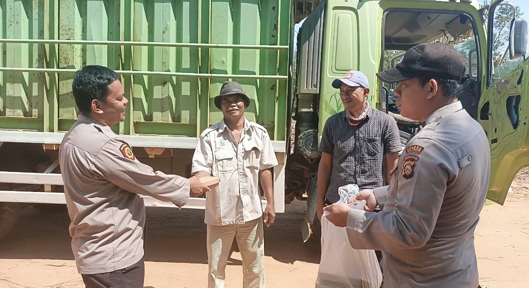 Anggota Polsek Semendawai Suku III Bagi Nasi Kotak ke Pengguna Jalan 