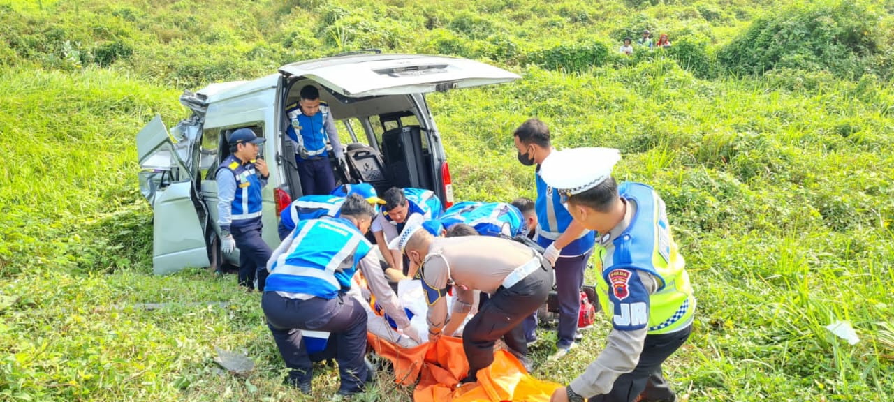 Hiace Sruduk Trailer di Tol Semarang-Batang, 7 Orang Tewas