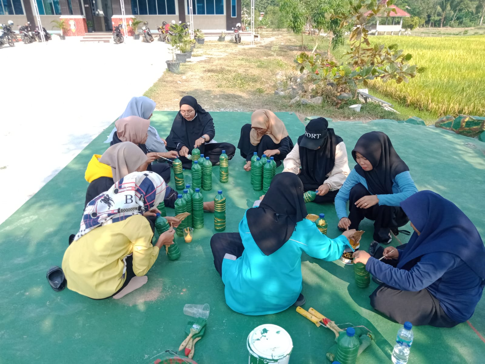 KKN Angkatan ke-2 STKIP Muhammadiyah OKU Timur Peduli Ekologi, Atasi Limbah Plastik jadi Manfaat