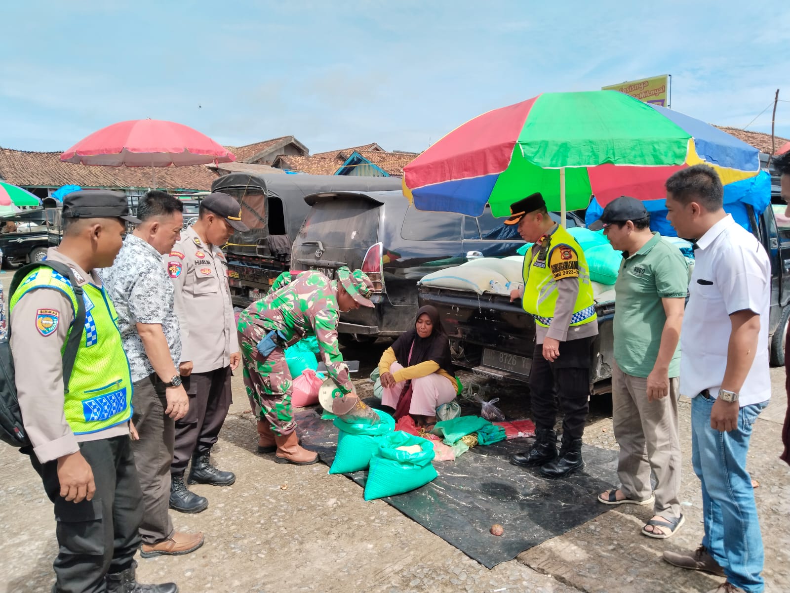 Polsek Martapura Cek Bahan Pokok Penting di Dua Kecamatan, ini Harga Pasaran Sekarang