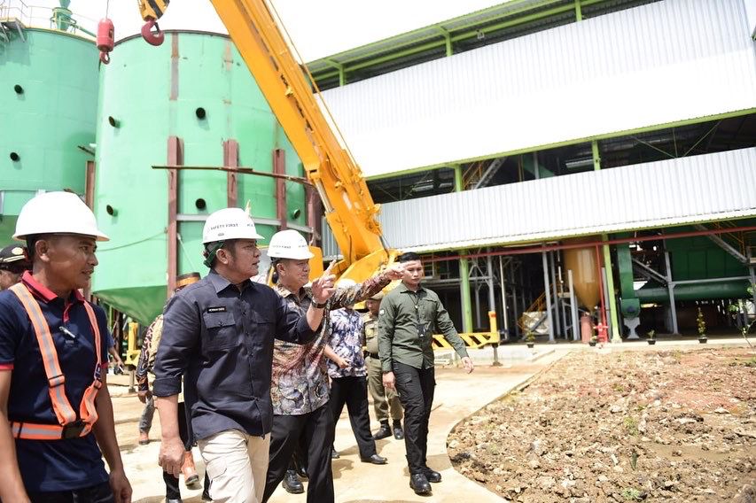 Di Banyuasin, Herman Deru Resmikan Pabrik Kelapa Sawit dan Perternakan Ayam Modern