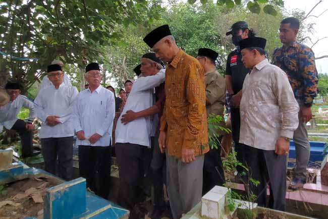 Pimpinan Gontor Berziarah ke Makam AM Putra Sulung Soimah di Palembang