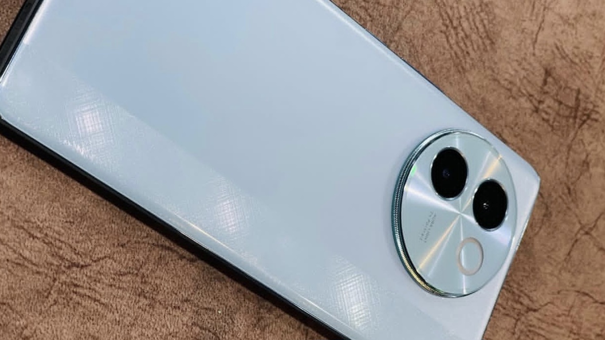 Vivo V30e: Hp Bodi Tipis dengan Kamera 50 MP Berbentuk Bundar