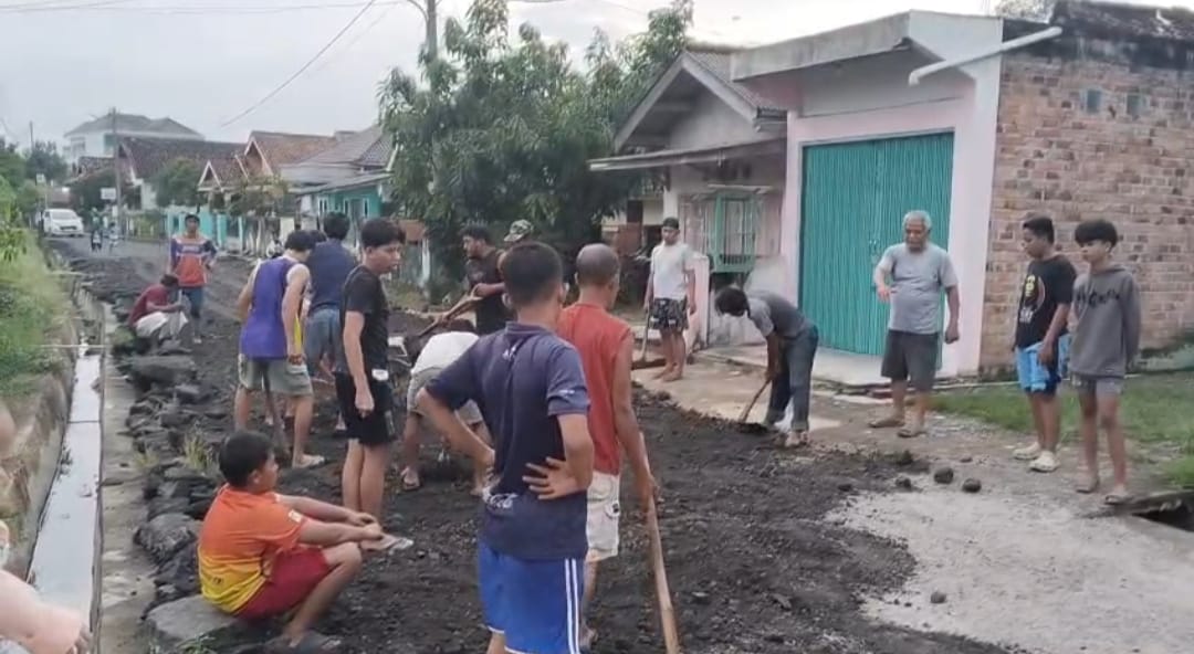 Akses Jalan Jatirahayu Timur Rusak Parah, Warga Turun Tangan Lakukan Perbaikan Seadanya 