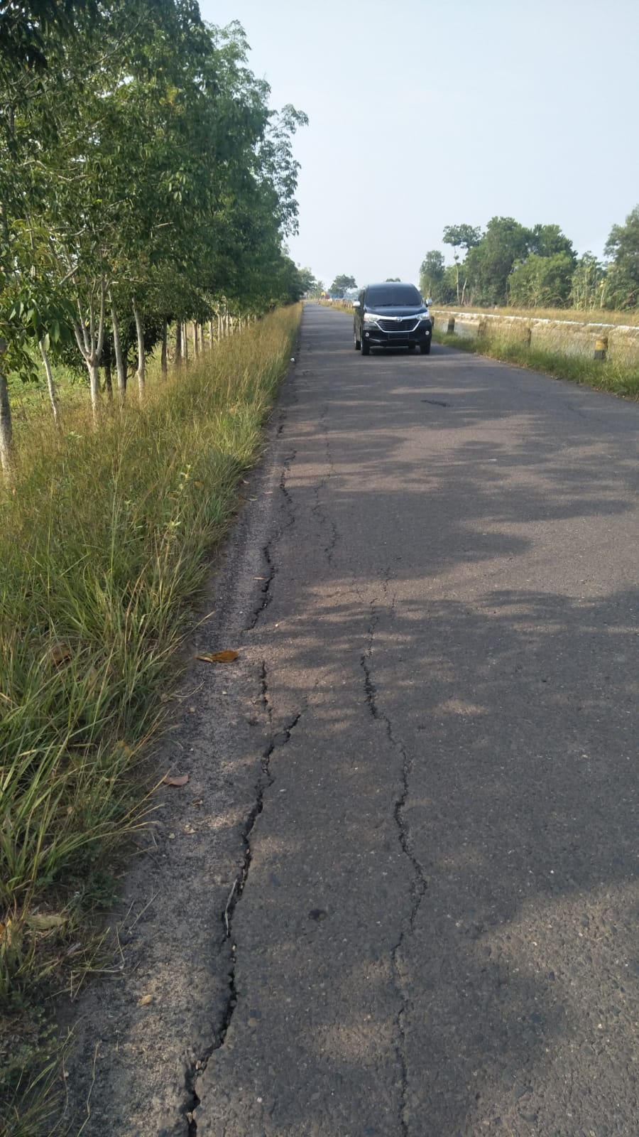 Jalan Retak Bahayakan Penguna Jalan 