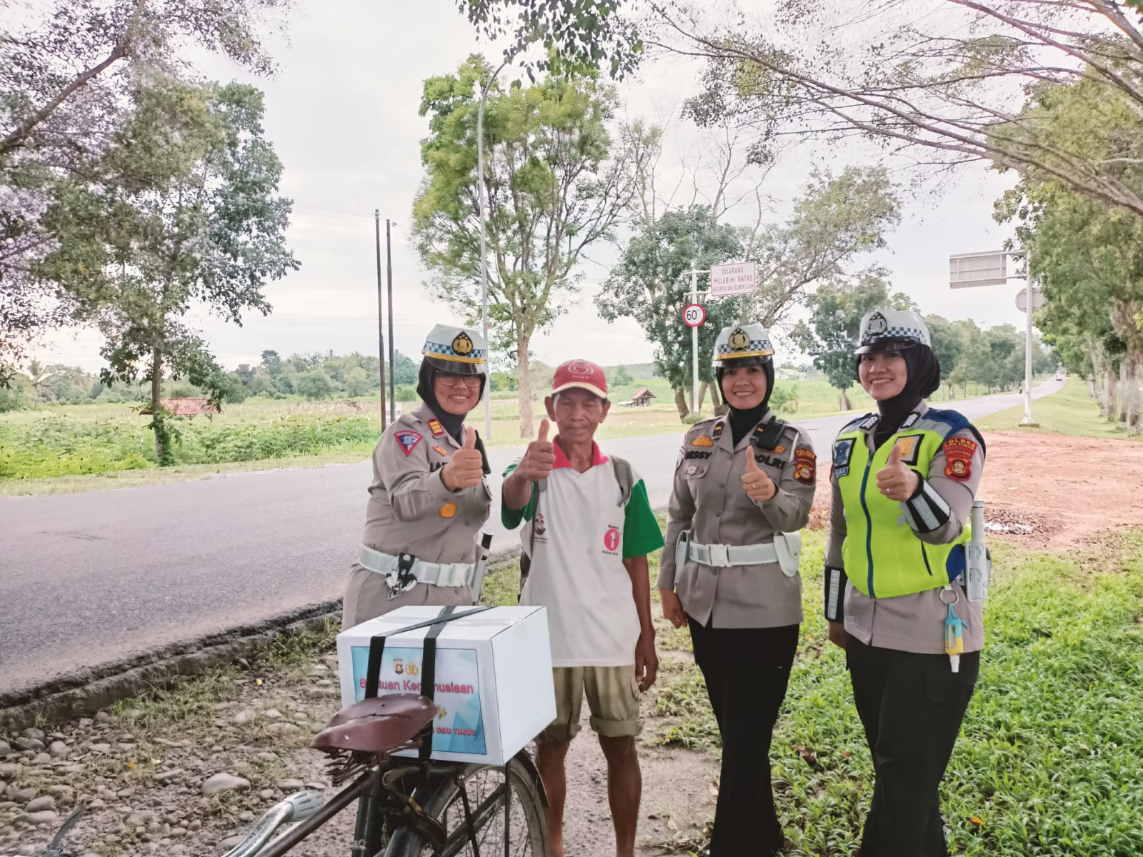 Satlantas Polres OKU Timur Beri Bantuan Sosial Pengguna Jalan