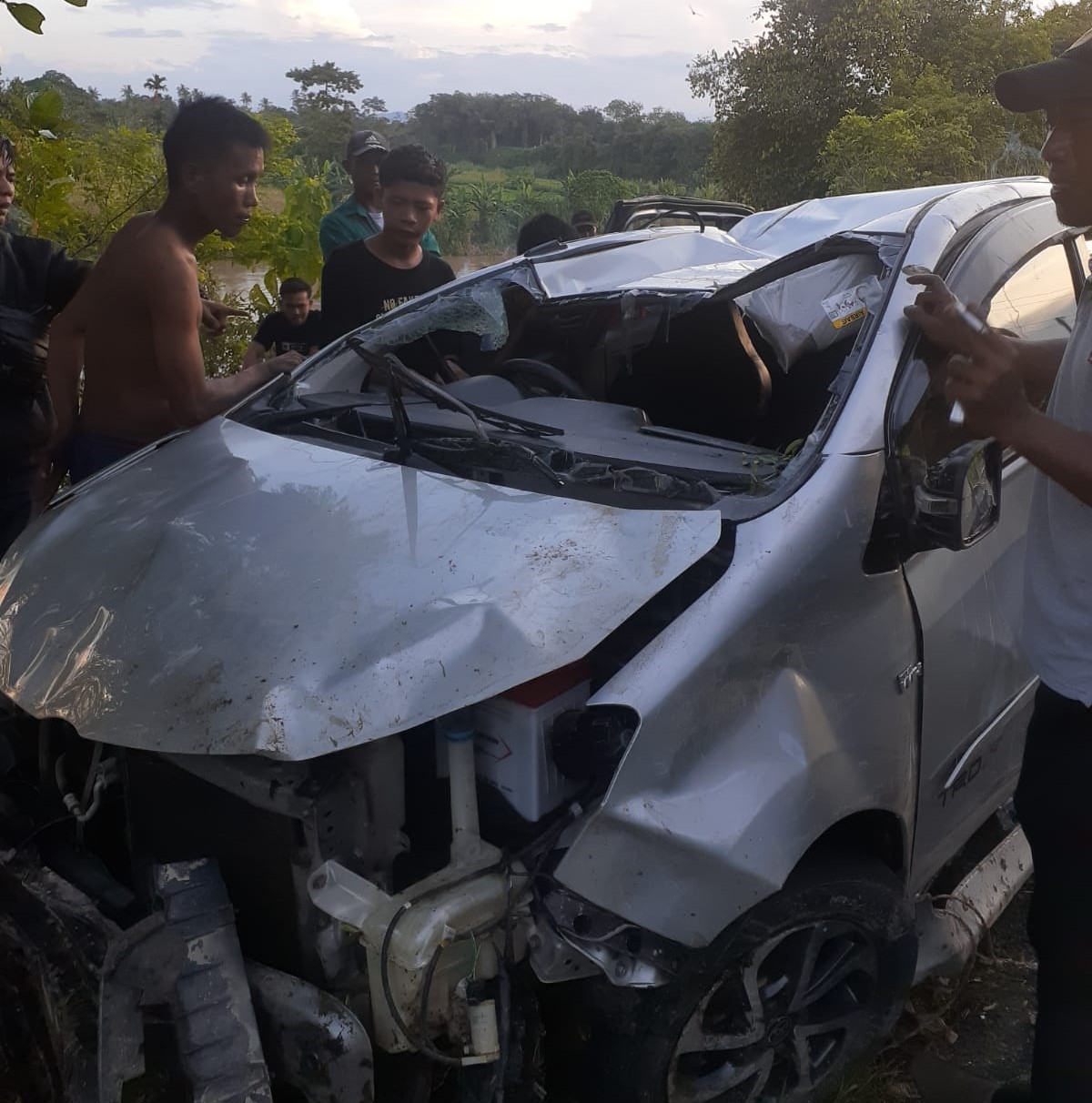 Mobil Minibus Nyemplung ke Sungai Komering Berhasil di Angkat ke Daratan, Kondisinya Ringsek