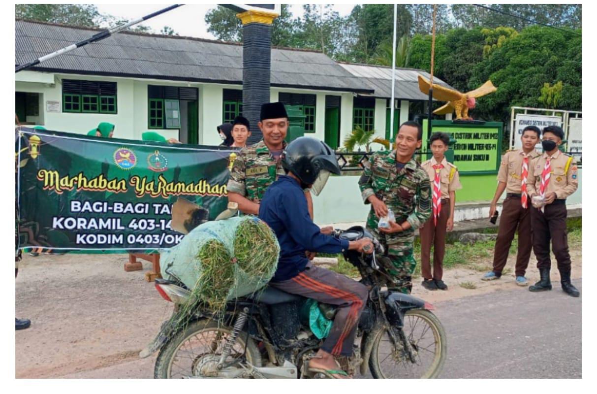 Koramil 403-14/SS III Bersama Persit Kartika Chandra Kirana Bagikan Takjil Gratis