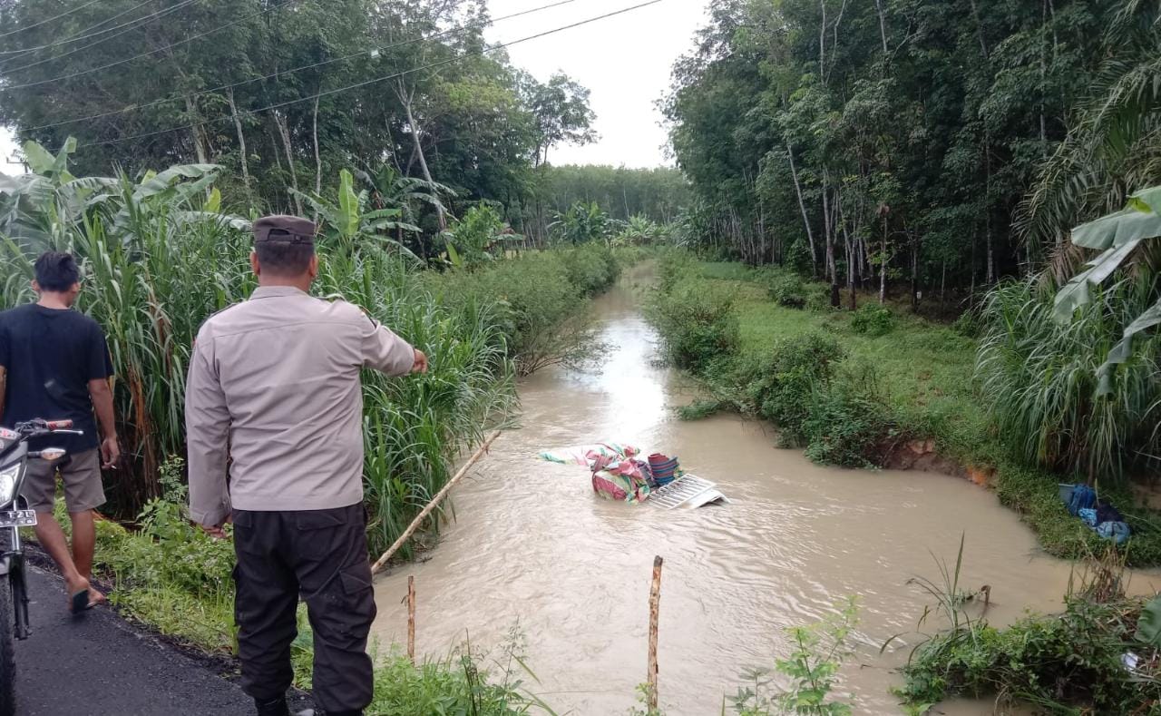 Hindari Serempetan, Izusu Nyemplung Sungai, Warga Bantu Evakuasi