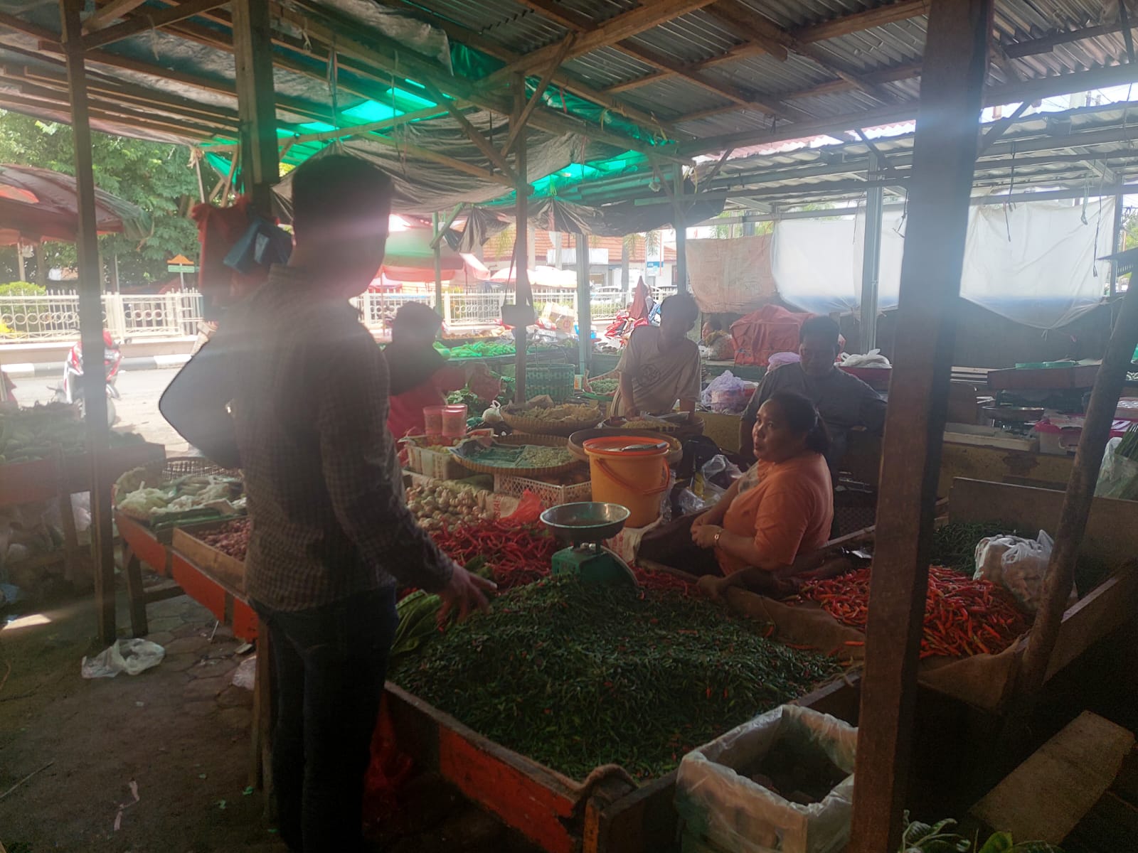 Harga Beras, Cabe dan Bawang di Pasar Tradisional Mengalami Penurunan, Ibu Rumah Tangga Sumbringah