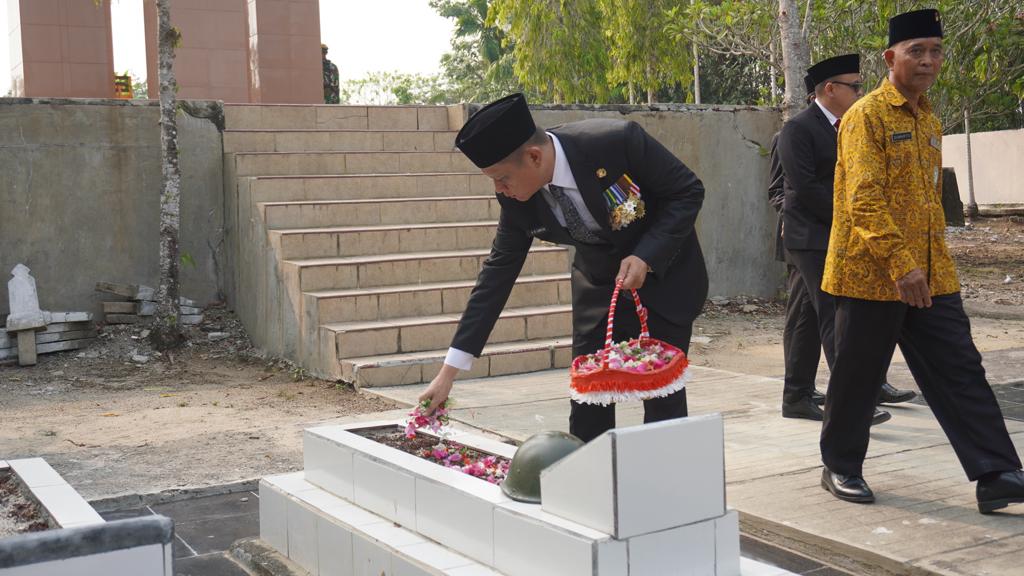 Hari Pahlawan, Bupati OKU Timur Enos Ikuti Upacara Ziarah Nasional