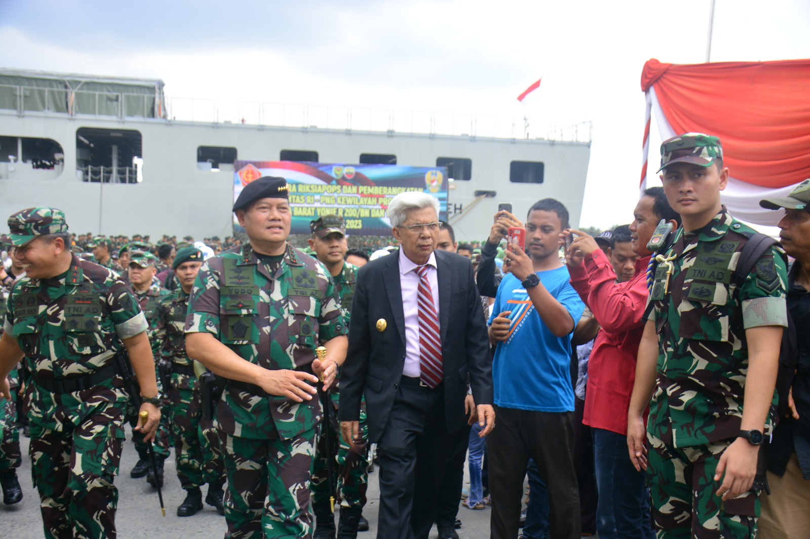 Satgas Yonif Raider 200/BN dan Yonif 133/YS Berangkat ke Papua dan Papua Barat